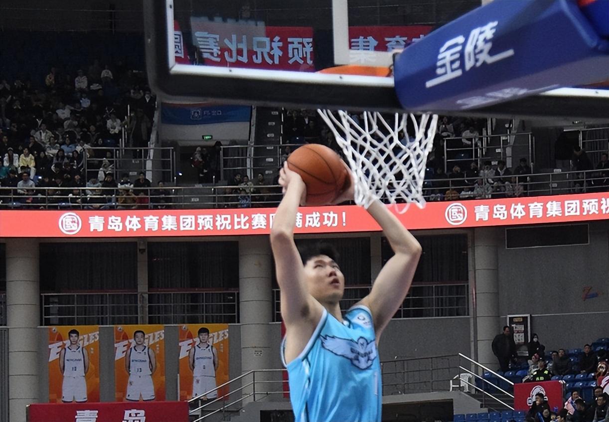 世界杯赛事直播投注-7分险胜!青岛男篮力克广州 首发齐上双+米奇两双 郭艾伦空砍25分